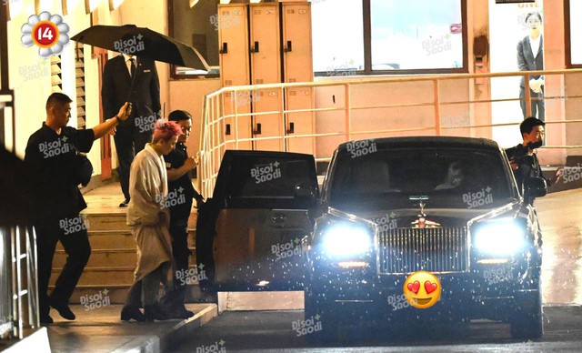 Anh tôi G-Dragon trên đường tới Mỹ Đình - mặc áo choàng tắm ngắm mưa cũng đẹp!- Ảnh 6.