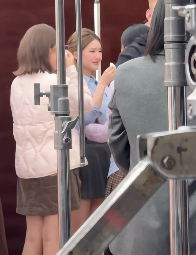 Hàng chục nghìn người đứng chật kín 9 tầng lầu để gặp Triệu Lộ Tư- Ảnh 4.