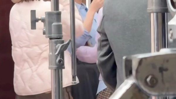 Hàng chục nghìn người đứng chật kín 9 tầng lầu để gặp Triệu Lộ Tư lo tu16 1758535147633 1758535148040605418790