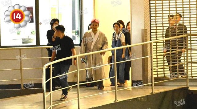 Anh tôi G-Dragon trên đường tới Mỹ Đình - mặc áo choàng tắm ngắm mưa cũng đẹp!- Ảnh 1.