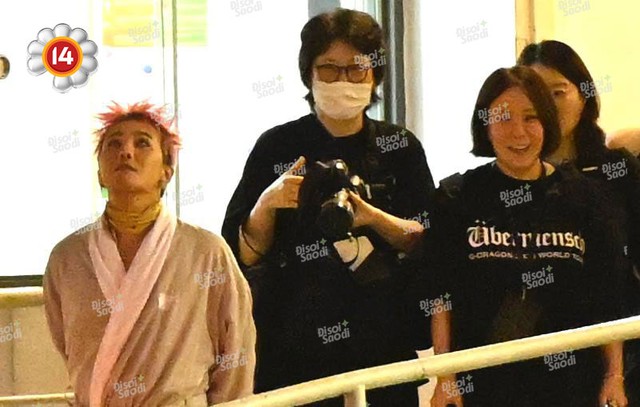 Anh tôi G-Dragon trên đường tới Mỹ Đình - mặc áo choàng tắm ngắm mưa cũng đẹp!- Ảnh 5.