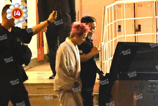 Anh tôi G-Dragon trên đường tới Mỹ Đình - mặc áo choàng tắm ngắm mưa cũng đẹp!- Ảnh 3.