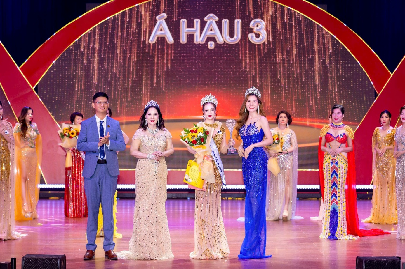 Doanh nhân Lê Thị Châu Long xuất sắc giành ngôi vị Á hậu 3 Hoa hậu Doanh nhân Asean 2025 - 1