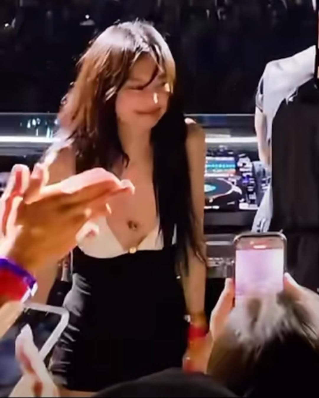 Có ai cuốn hơn Jennie (BLACKPINK): Đi quẩy mà vẫn