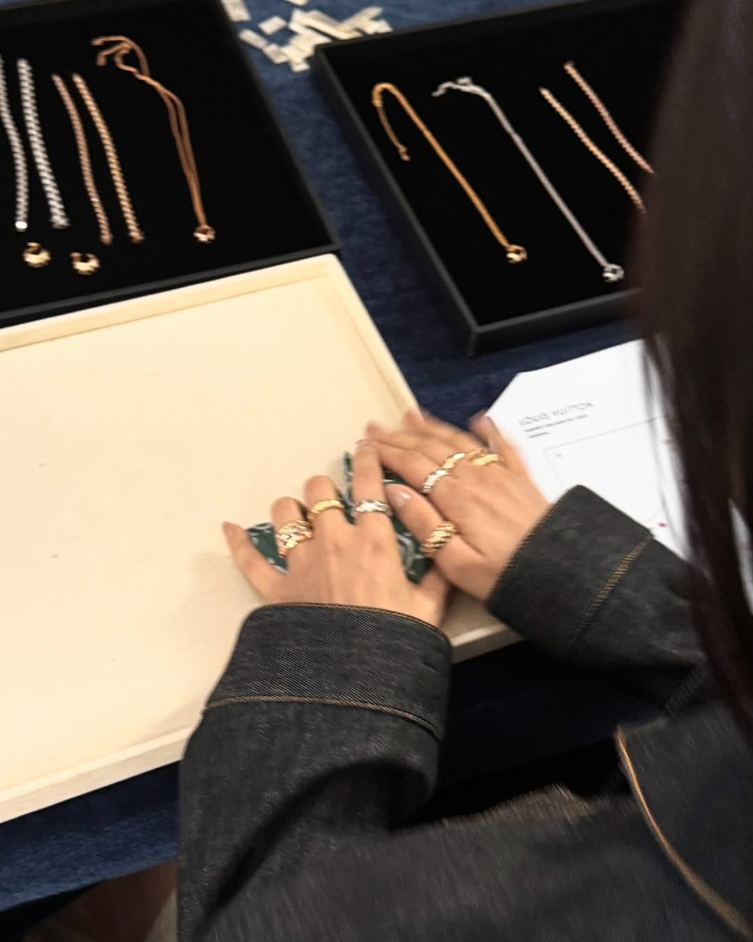 Trong 7 chiếc nhẫn Shin Min Ah khoe, nhẫn nào là nhẫn đính hôn với Kim Woo Bin?- Ảnh 2. Trong 7 chiếc nhẫn Shin Min Ah khoe, nhẫn nào là nhẫn đính hôn với Kim Woo Bin?- Ảnh 2.