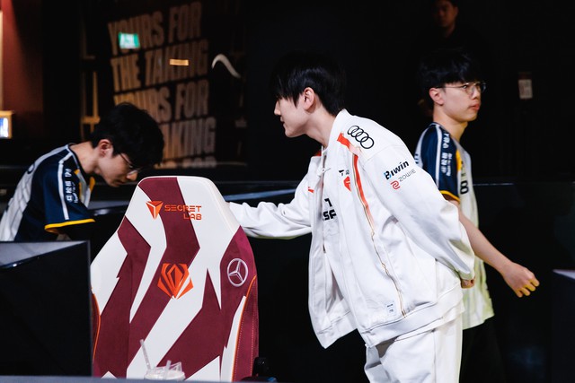 Đại diện LPL rơi vào khủng hoảng thực sự, HLV cũng