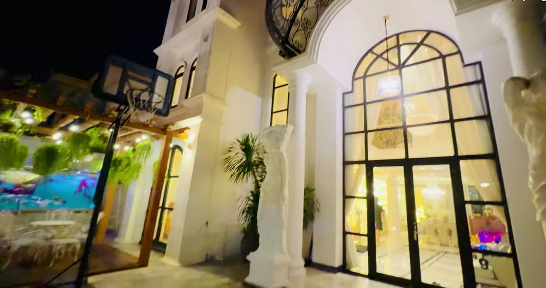 Nữ hoàng phòng trà sống trong biệt thự mặt tiền 600m2 ở TP.HCM cùng tình trẻ, một chiếc đèn giá vài tỷ- Ảnh 6.