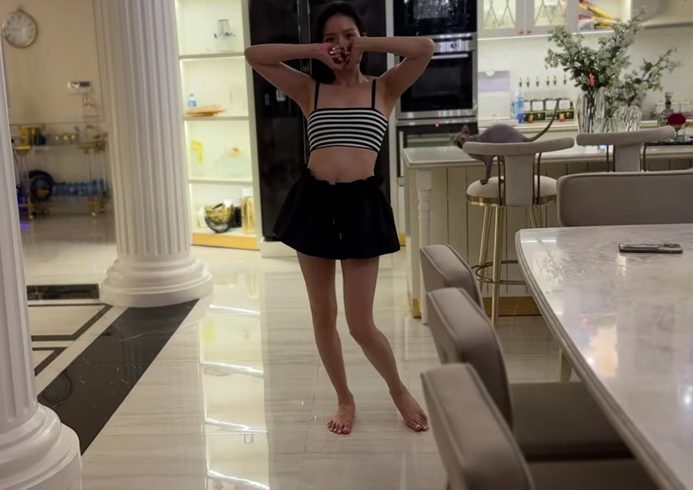 Nữ hoàng phòng trà sống trong biệt thự mặt tiền 600m2 ở TP.HCM cùng tình trẻ, một chiếc đèn giá vài tỷ- Ảnh 7.