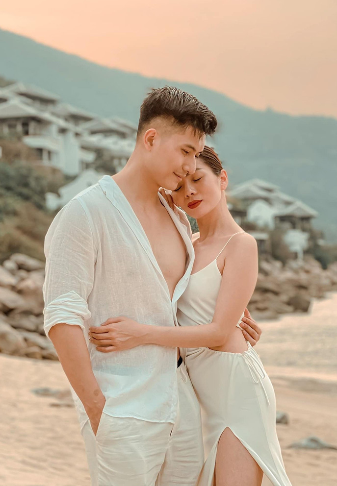 Nữ hoàng phòng trà sống trong biệt thự mặt tiền 600m2 ở TP.HCM cùng tình trẻ, một chiếc đèn giá vài tỷ- Ảnh 4.