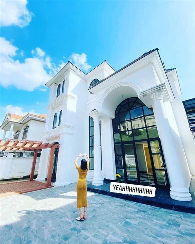 Nữ hoàng phòng trà sống trong biệt thự mặt tiền 600m2 ở TP.HCM cùng tình trẻ, một chiếc đèn giá vài tỷ- Ảnh 5.