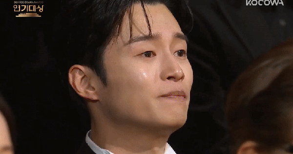 Lần cuối cùng “ông nội quốc dân” Lee Soon Jae xuất hiện trên sân khấu, cả dàn sao Hàn đều bật khóc xúc động ls 1764036076369759218218 1764044385783 17640443861151097260579 25 0 444 800 crop 17640445255411711758453gifpng