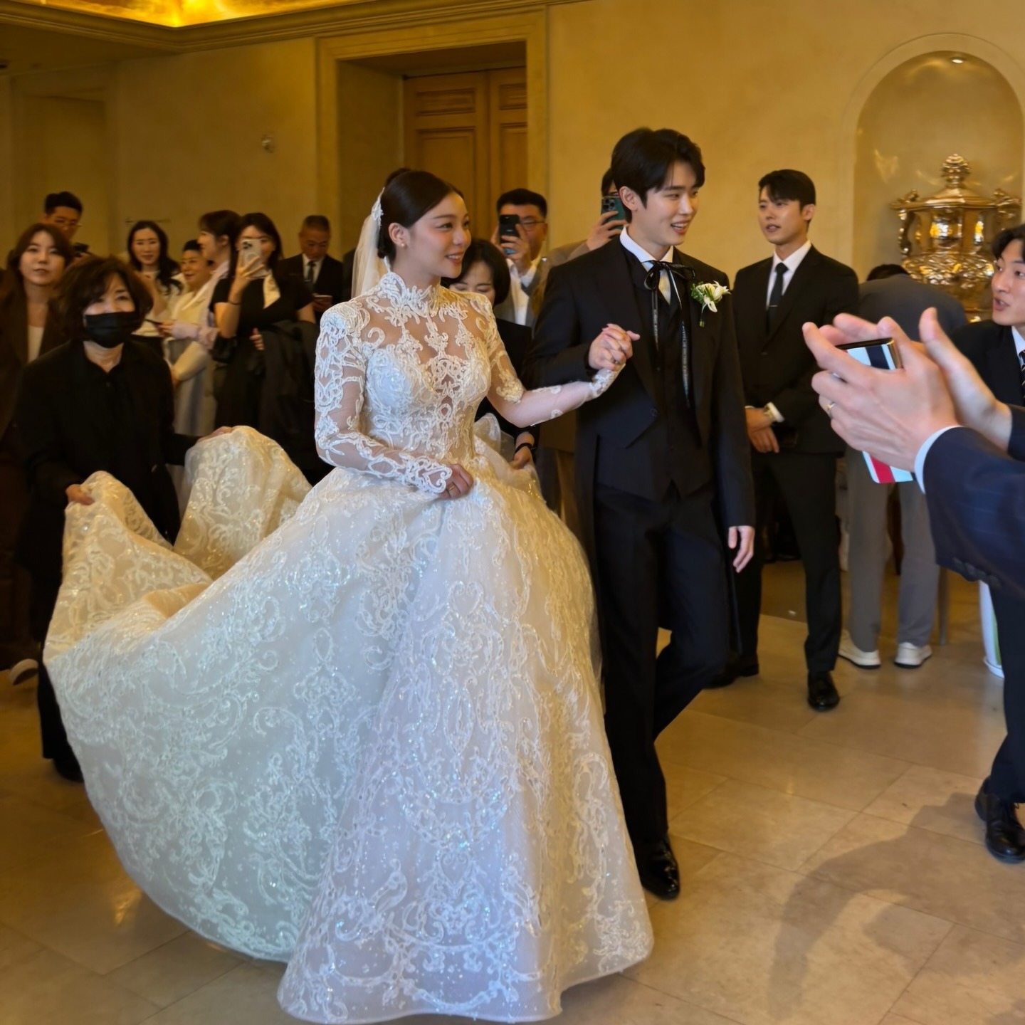 5 màn “thoát ế” làm chao đảo showbiz: Cú lừa thế kỷ này cũng không sốc bằng Kim Jong Kook bỗng dưng lấy vợ!- Ảnh 2. 5 màn “thoát ế” làm chao đảo showbiz: Cú lừa thế kỷ này cũng không sốc bằng Kim Jong Kook bỗng dưng lấy vợ!- Ảnh 2.