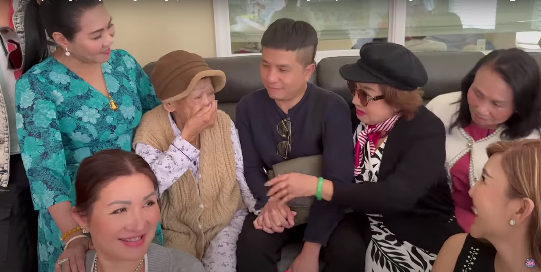 NSND Lệ Thủy sang tận Mỹ thăm fan U90, bật khóc nức nở- Ảnh 1.