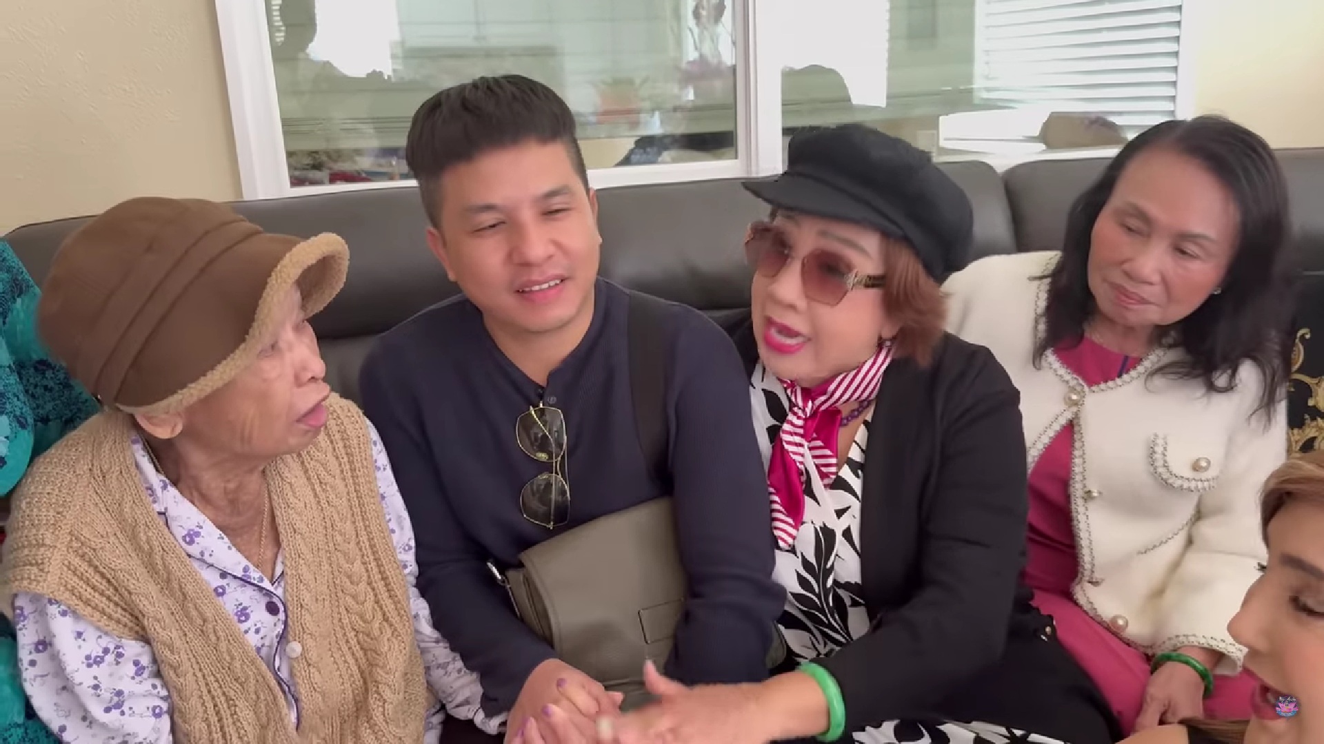 NSND Lệ Thủy sang tận Mỹ thăm fan U90, bật khóc nức nở- Ảnh 2.