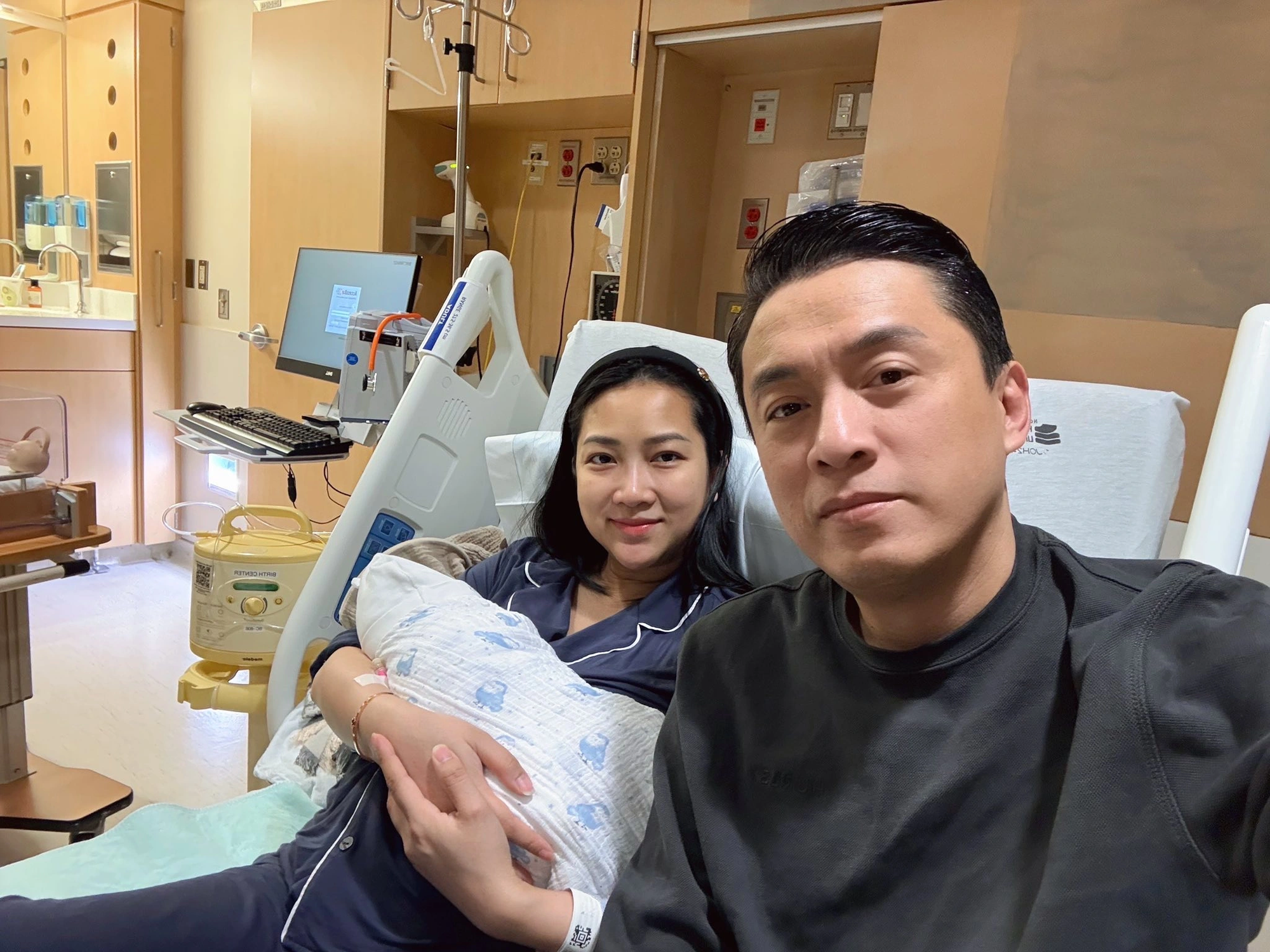 Chuyện tình của nam ca sĩ cưới fan kém 17 tuổi, làm bố bỉm sữa ở tuổi 51- Ảnh 4. Chuyện tình của nam ca sĩ cưới fan kém 17 tuổi, làm bố bỉm sữa ở tuổi 51- Ảnh 4.