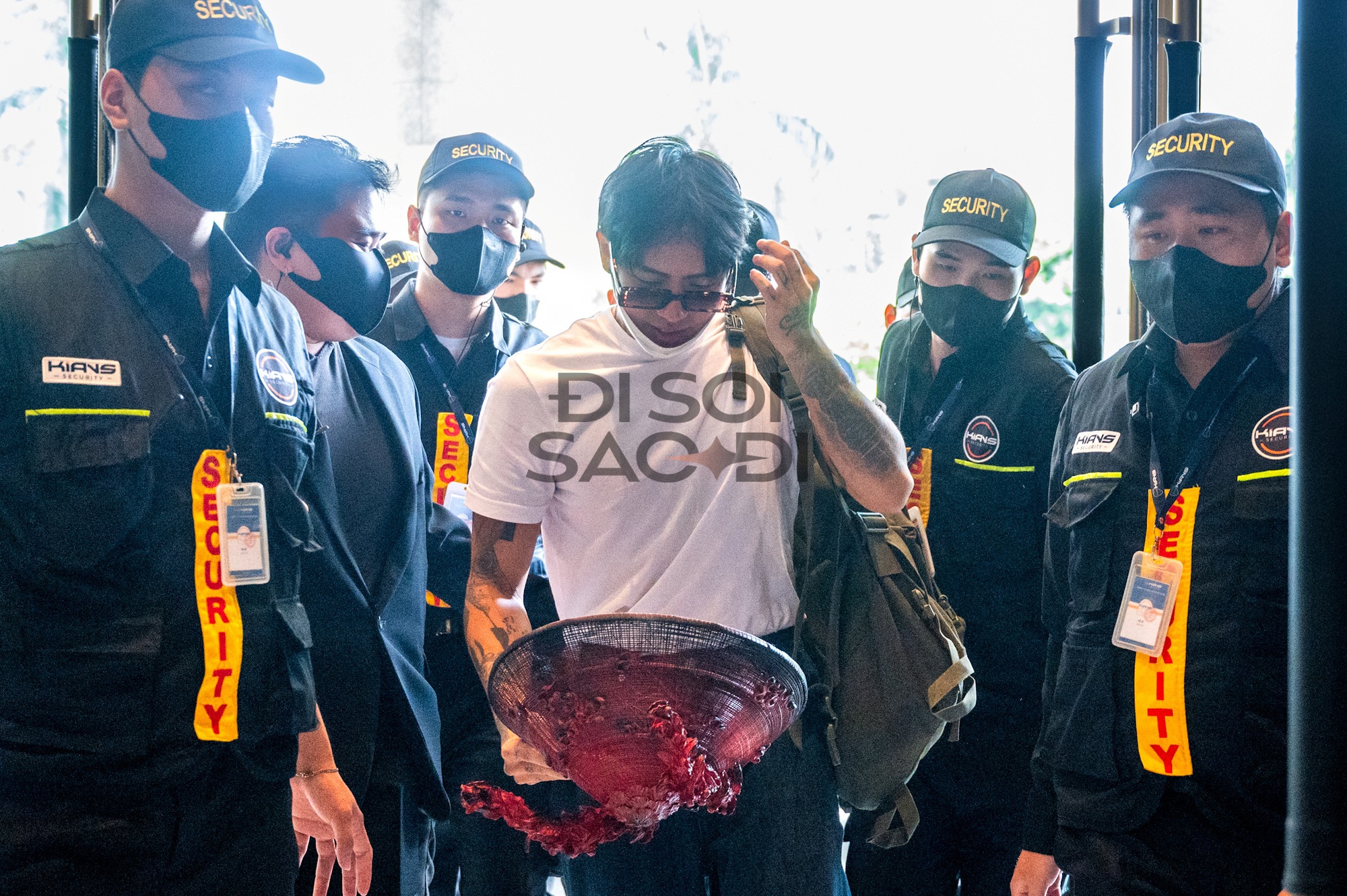 ltr7040a-1755841139847-1755841140144502592968 "Trai đẹp khiến cả sân Mỹ Đình phát cuồng" DPR Ian đội nón lá trở lại Việt Nam, biển fan chào đón "rể Việt" gây choáng! ltr7040a 1755841139847 1755841140144502592968