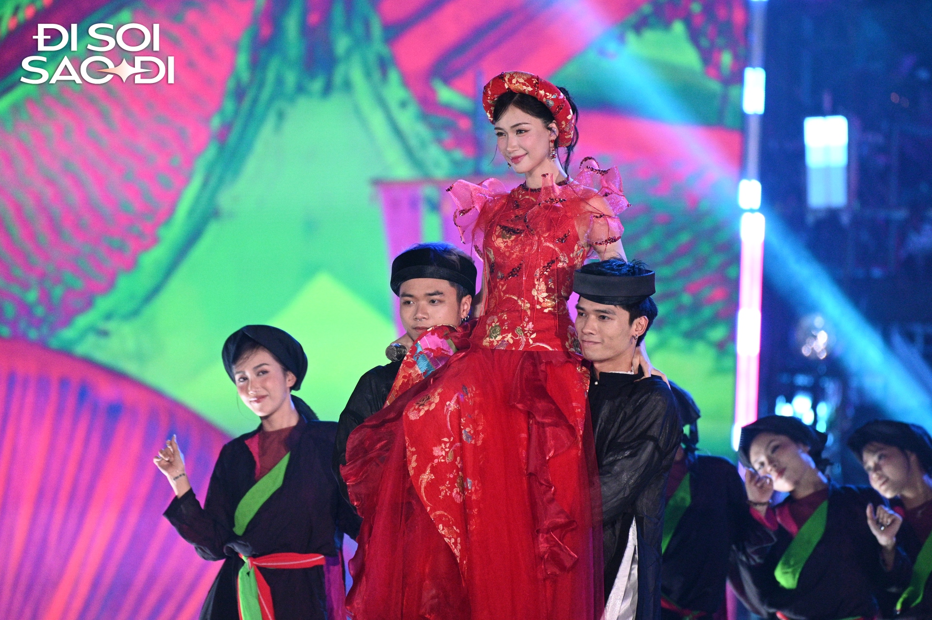 Hoà Minzy gây xúc động tại 8Wonder: Hoà Minzy gây xúc động tại 8Wonder: