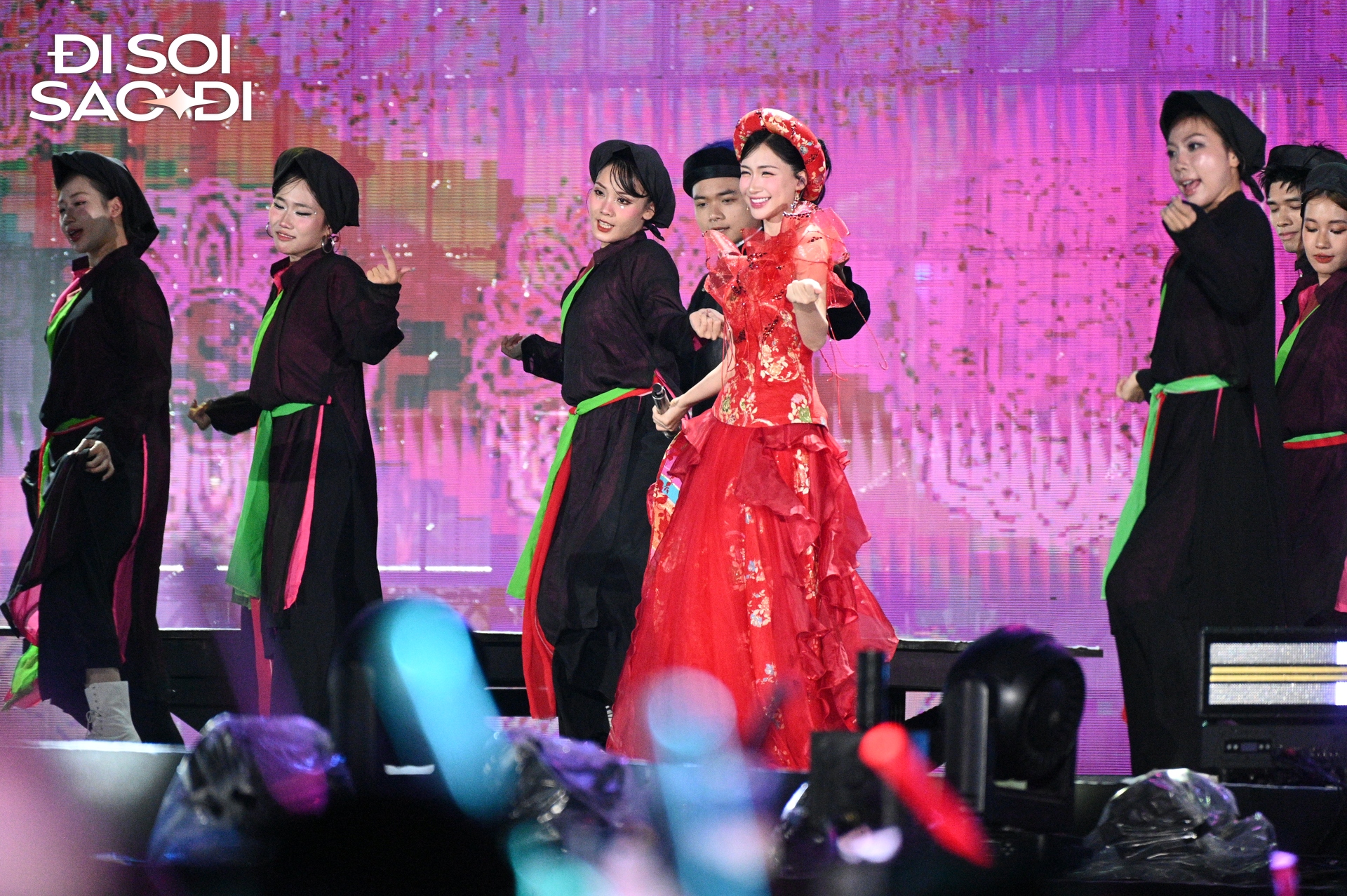 Hoà Minzy gây xúc động tại 8Wonder: Hoà Minzy gây xúc động tại 8Wonder: