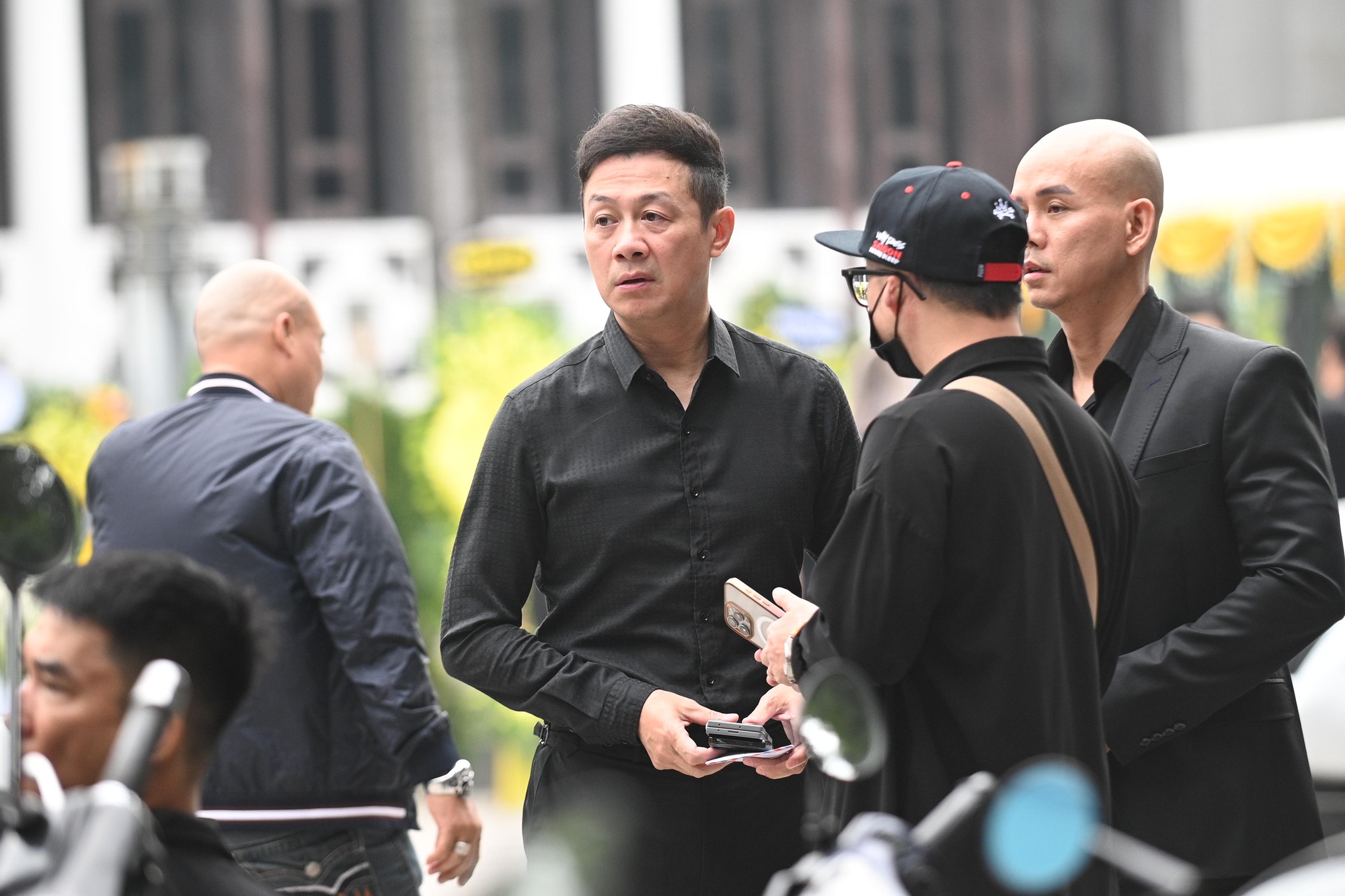 Lễ viếng mẹ Tuấn Hưng: Nam ca sĩ khóc mắt sưng húp, nghệ sĩ Tự Long - Bằng Kiều và dàn sao Việt lặng lẽ đến chia buồn- Ảnh 8.