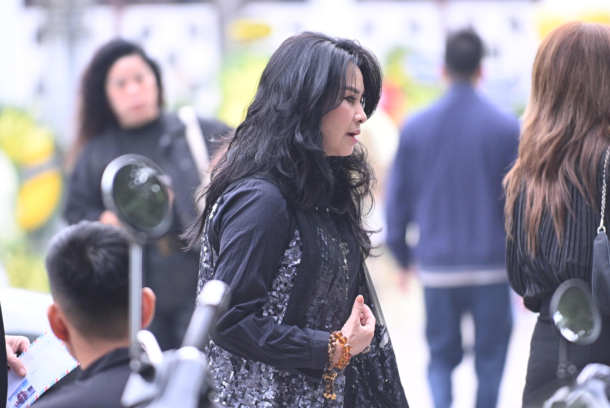 Lễ viếng mẹ Tuấn Hưng: Nam ca sĩ khóc mắt sưng húp, nghệ sĩ Tự Long - Bằng Kiều và dàn sao Việt lặng lẽ đến chia buồn- Ảnh 9.