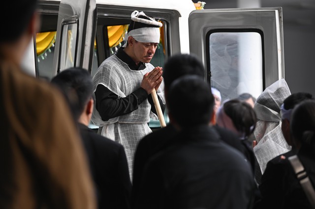 Lễ viếng mẹ Tuấn Hưng: Nam ca sĩ khóc mắt sưng húp, nghệ sĩ Tự Long - Bằng Kiều và dàn sao Việt lặng lẽ đến chia buồn- Ảnh 3.