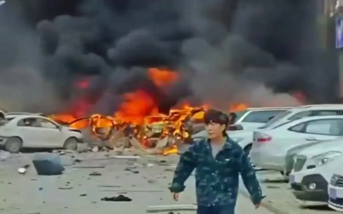 Nổ lớn, lửa bao trùm một khu dân cư ở Trung Quốc- Ảnh 1.