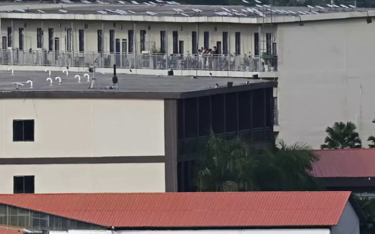 Phát hiện hàng loạt thiết bị thu tín hiệu Starlink xuất hiện trên mái của các khu phức hợp lừa đảo tại thị trấn Myawaddy, gần biên giới Thái Lan (Ảnh: AFP)