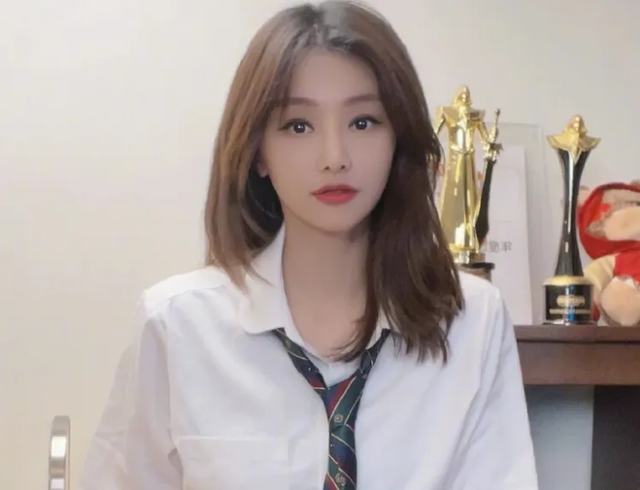 Miss - cựu nữ tuyển thủ, MC, streamer kiếm tiền giỏi bậc nhất Esports Trung có những phân tích về thu nhập của Faker Miss - cựu nữ tuyển thủ, MC, streamer kiếm tiền giỏi bậc nhất Esports Trung có những phân tích về thu nhập của Faker