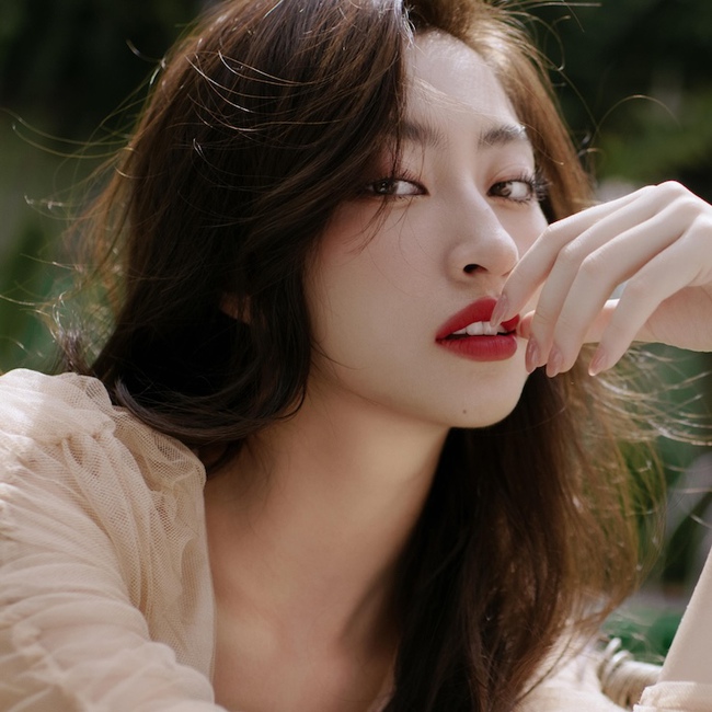 Đố bạn nhận ra nàng Hậu trong bức ảnh này là ai: Trưởng thành đã xinh đẹp hơn người còn học cực đỉnh đấy nhé!- Ảnh 3. Đố bạn nhận ra nàng Hậu trong bức ảnh này là ai: Trưởng thành đã xinh đẹp hơn người còn học cực đỉnh đấy nhé!- Ảnh 3.