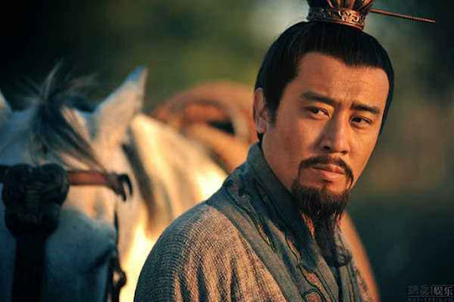 Vị tướng khét tiếng đến mức quân địch thấy cờ liền bỏ chạy: Một chọi ba, khí phách sánh ngang Lữ Bố- Ảnh 3.