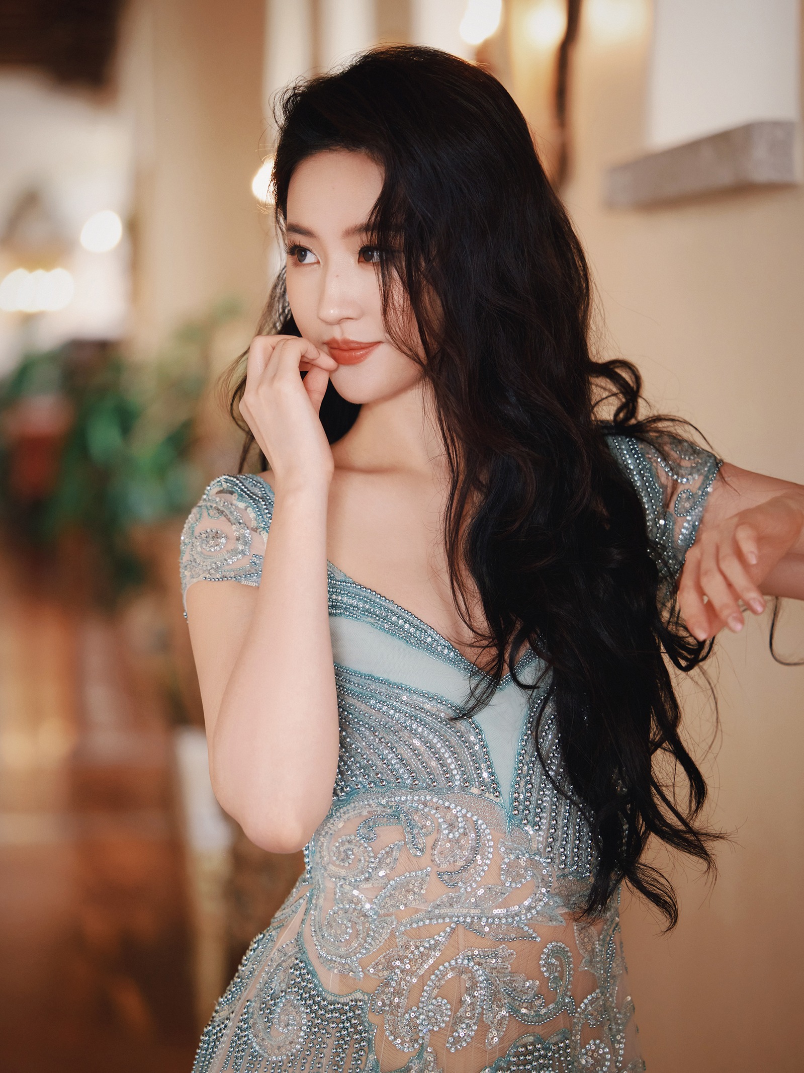 Lưu Diệc Phi: Quan hệ mờ ám với tỷ phú U70,