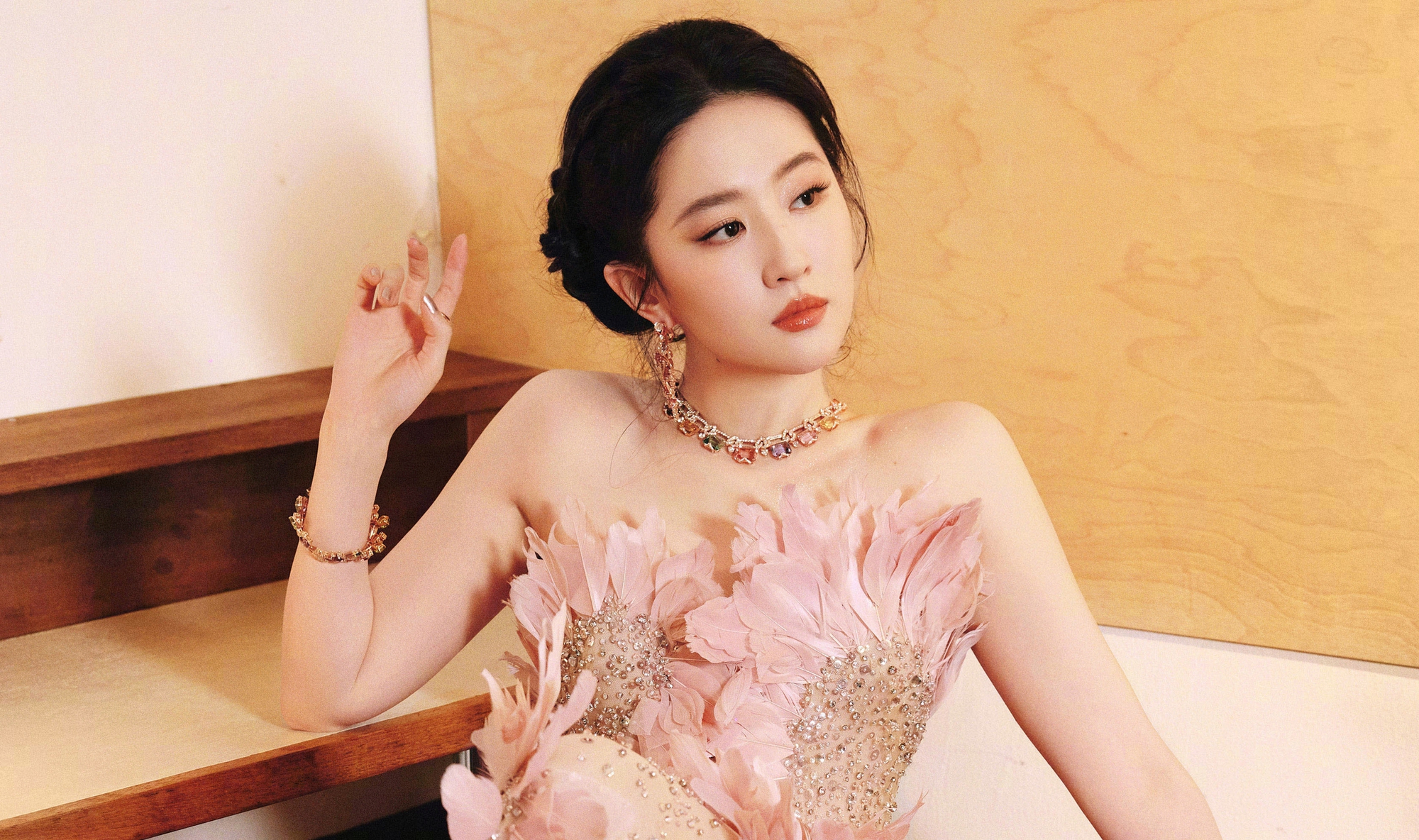 Lưu Diệc Phi lộ nhân cách thật khi bị người khác vạch trần thói phông bạt ngay trên sóng trực tiếp- Ảnh 4.