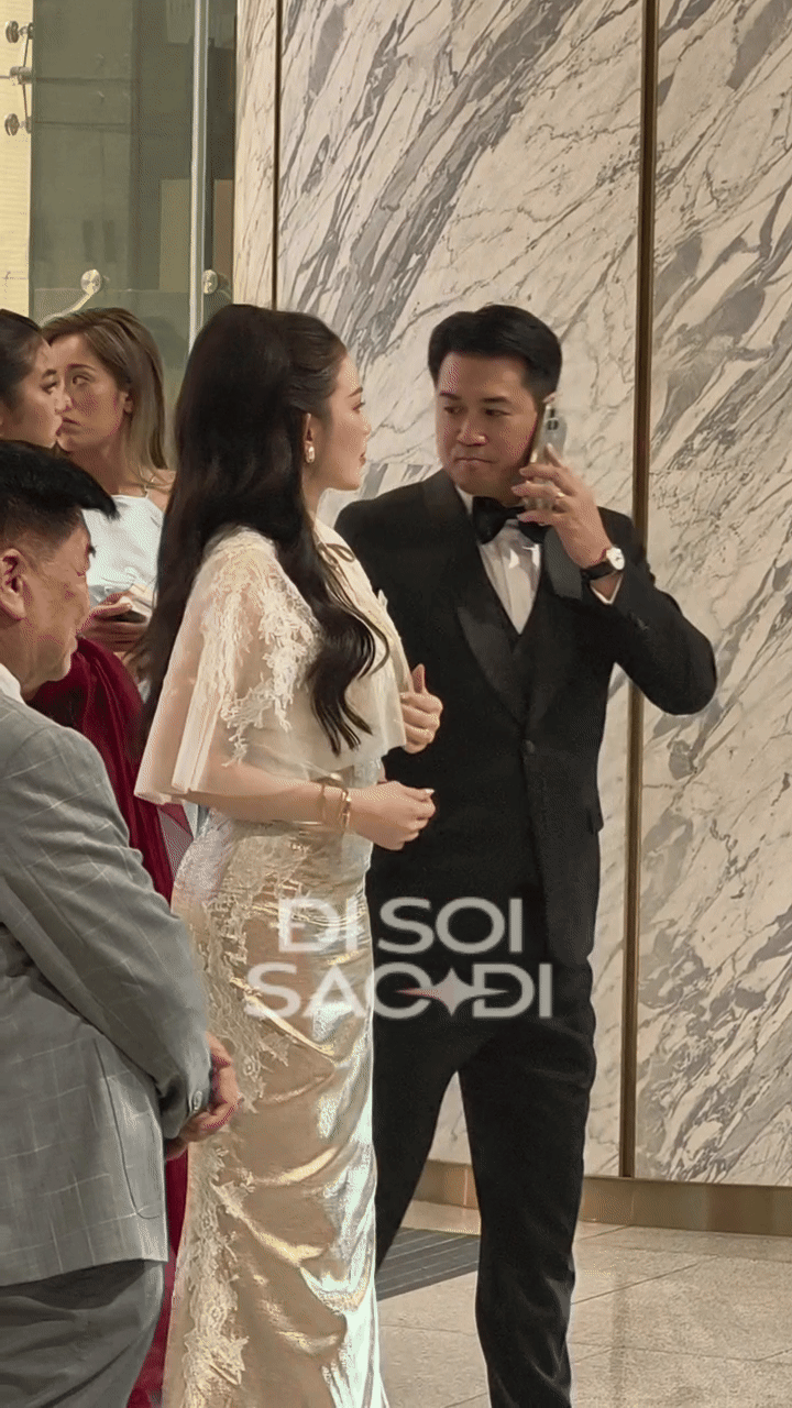 "Tổng tài nghiện vợ" Phillip Nguyễn: Không để Linh Rin ra khỏi tầm mắt, dắt tay ôm eo và chi tiết 10 điểm tinh tế lv020251207213801 ezgifcom video to gif converter 1 1765164013864683555570 1765167519756 1765167520144621940537