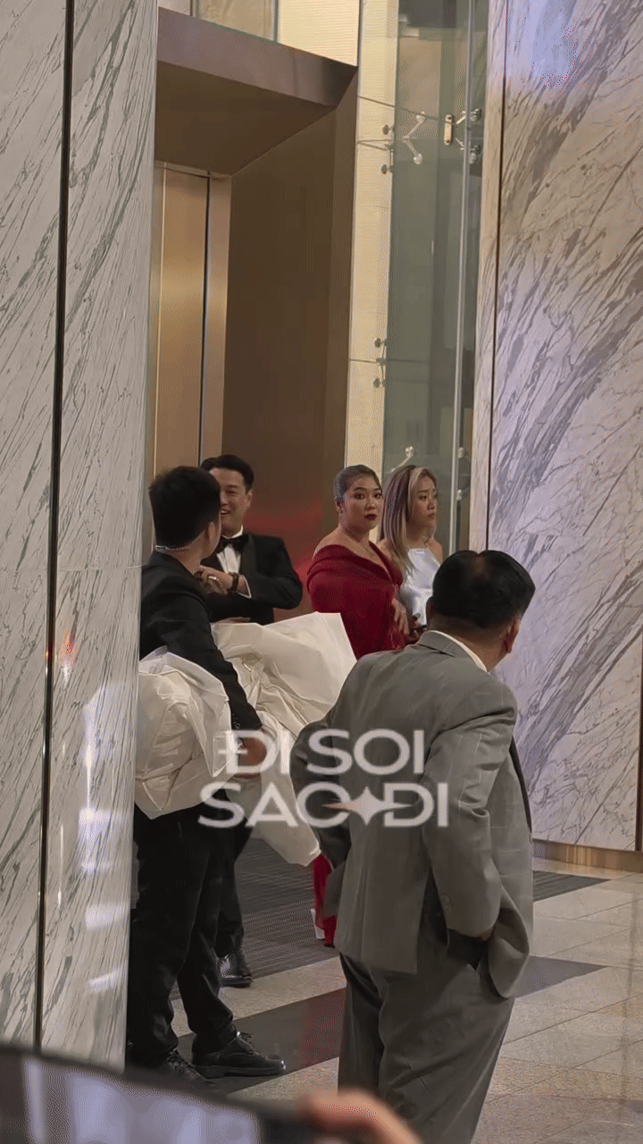 "Tổng tài nghiện vợ" Phillip Nguyễn: Không để Linh Rin ra khỏi tầm mắt, dắt tay ôm eo và chi tiết 10 điểm tinh tế lv020251207213801 ezgifcom video to gif converter 1765164014020178344642 1765167514345 1765167515516684300046