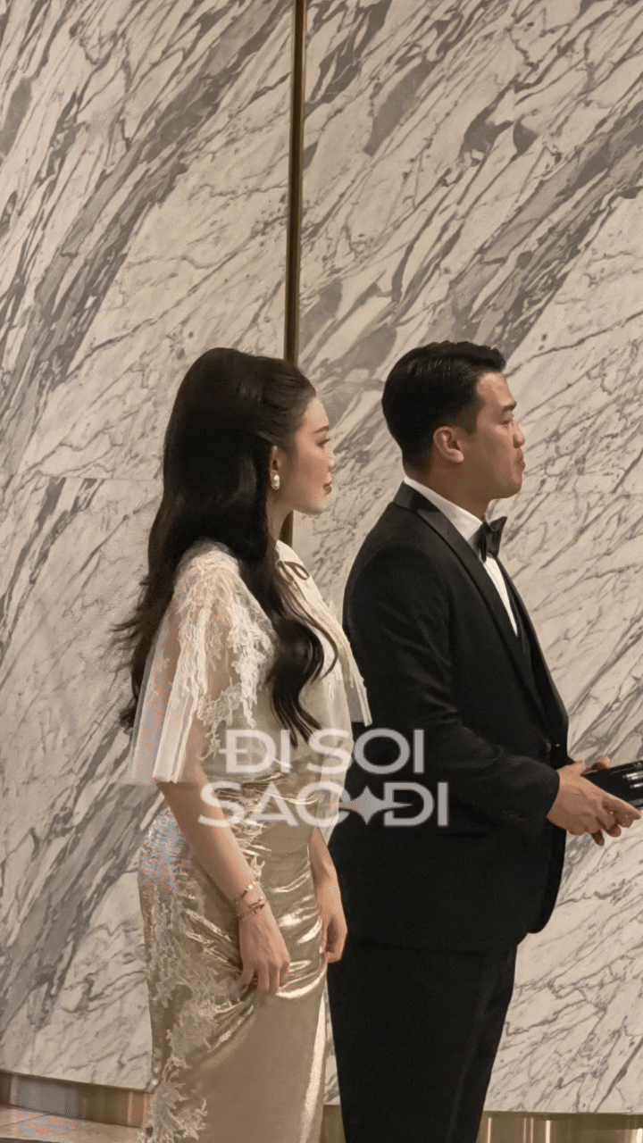 "Tổng tài nghiện vợ" Phillip Nguyễn: Không để Linh Rin ra khỏi tầm mắt, dắt tay ôm eo và chi tiết 10 điểm tinh tế lv020251207213801 ezgifcom video to gif converter 2 17651640138941421842099 1765167522396 1765167522676411420259