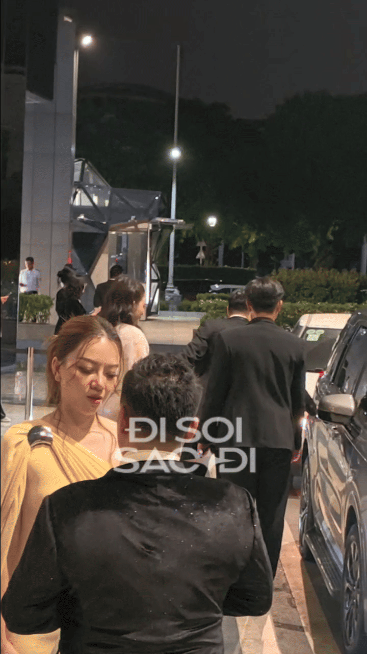 "Tổng tài nghiện vợ" Phillip Nguyễn: Không để Linh Rin ra khỏi tầm mắt, dắt tay ôm eo và chi tiết 10 điểm tinh tế lv020251207213801 ezgifcom video to gif converter 4 17651640139661917922190 1765167527566 17651675278891486686747