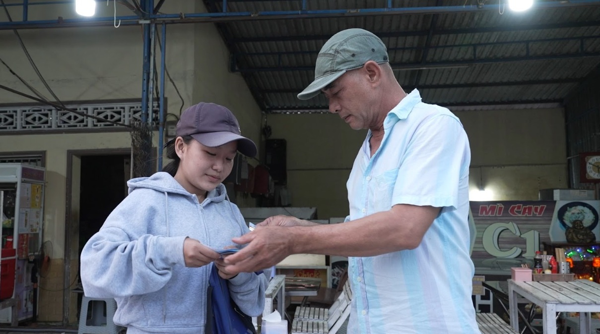 Một nữ diễn viên bật khóc nức nở, xin phép làm điều này trên truyền hình- Ảnh 1.