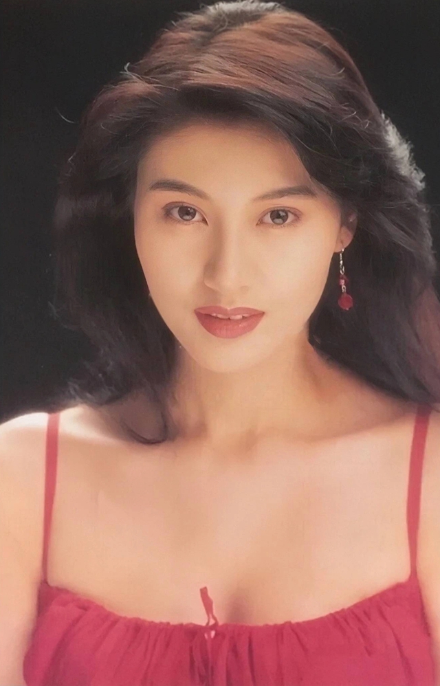 Hoa hậu gây sốt vì khoe eo