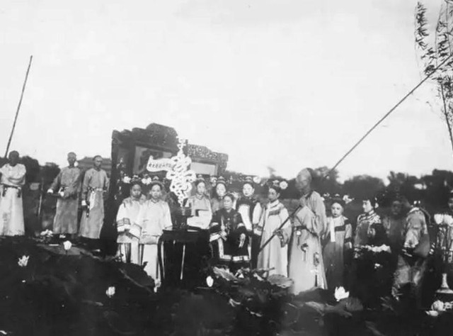 Ảnh hiếm cuối thời Thanh: Từ Hi thái hậu nhiệt tình trong việc này, Lý Liên Anh dùng sào tre chống thuyền- Ảnh 6.