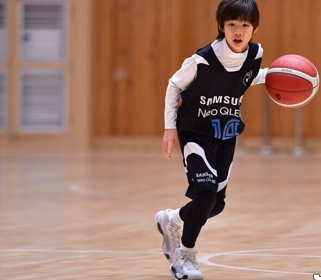 Quý tử nhà mỹ nhân “hack tuổi” đỉnh nhất lộ diện: Visual gây bão, tài năng và chơi thân với con trai Lee Byung Hun!- Ảnh 3. Quý tử nhà mỹ nhân “hack tuổi” đỉnh nhất lộ diện: Visual gây bão, tài năng và chơi thân với con trai Lee Byung Hun!- Ảnh 3.