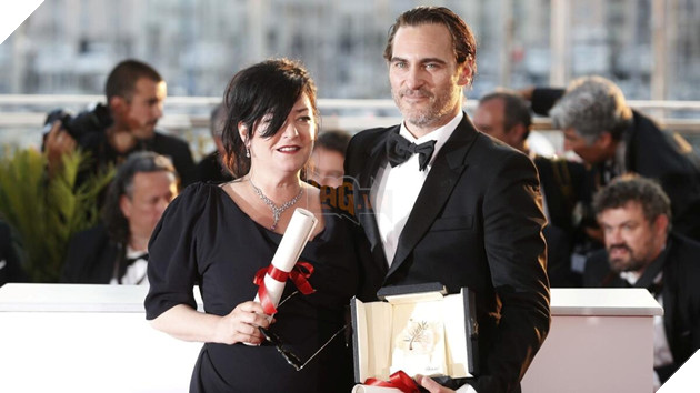 Nhà làm phim Lynne Ramsay và sao nam Joaquin Phoenix.