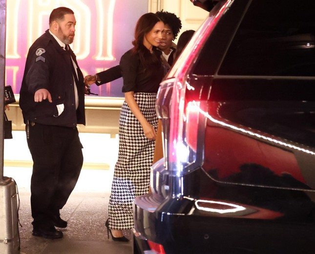 Meghan Markle bị chê làm lố- Ảnh 1.