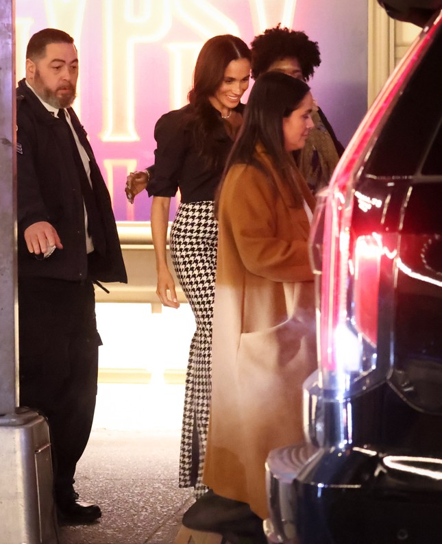 Meghan Markle bị chê làm lố- Ảnh 4.