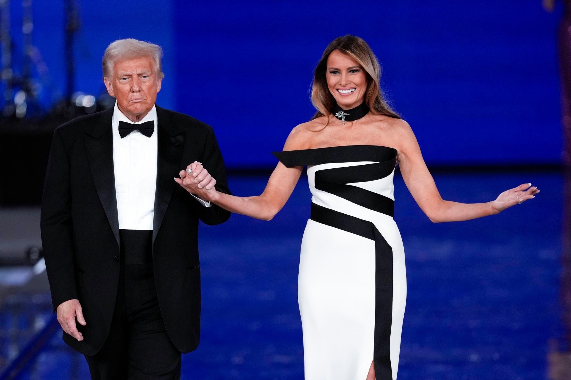 Chiếc váy báo thù của bà Melania Trump- Ảnh 3. Chiếc váy báo thù của bà Melania Trump- Ảnh 3.