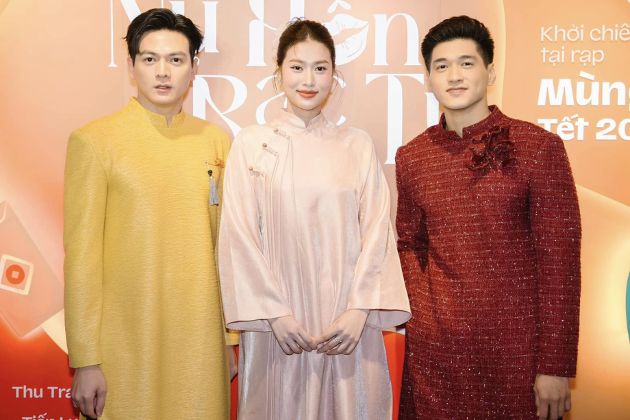 Cặp đôi Vbiz hot nhất hiện tại công khai quấn quít không rời, 1 hành động của nhà gái đúng chuẩn