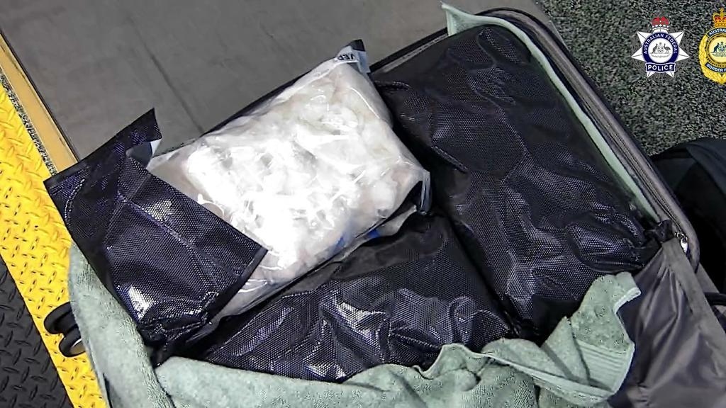 Phát hiện thứ trị giá 300 tỷ đồng trong chiếc vali màu đen- Ảnh 1. img