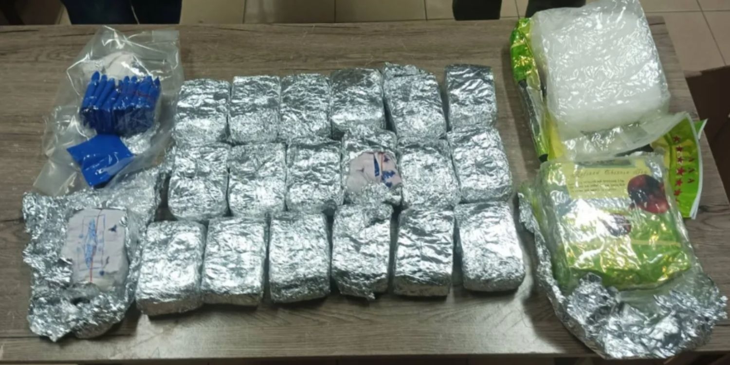 Đặt mua khăn ướt, người phụ nữ mở gói hàng ra kiểm tra thì sốc nặng- Ảnh 1.