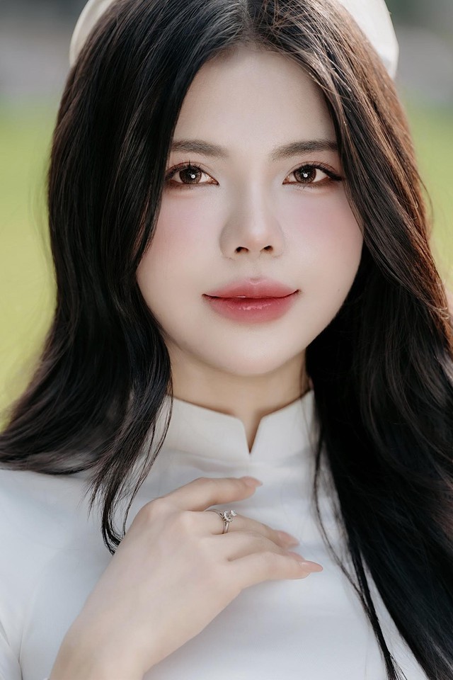 Mai Dora tung loạt ảnh áo dài chào mừng ngày 30-4 khiến dân tình