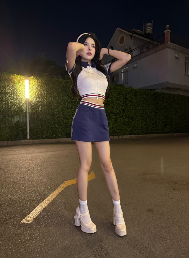 Dù style nào thì nữ MC cũng khoe được toàn bộ thế mạnh ngoại hình