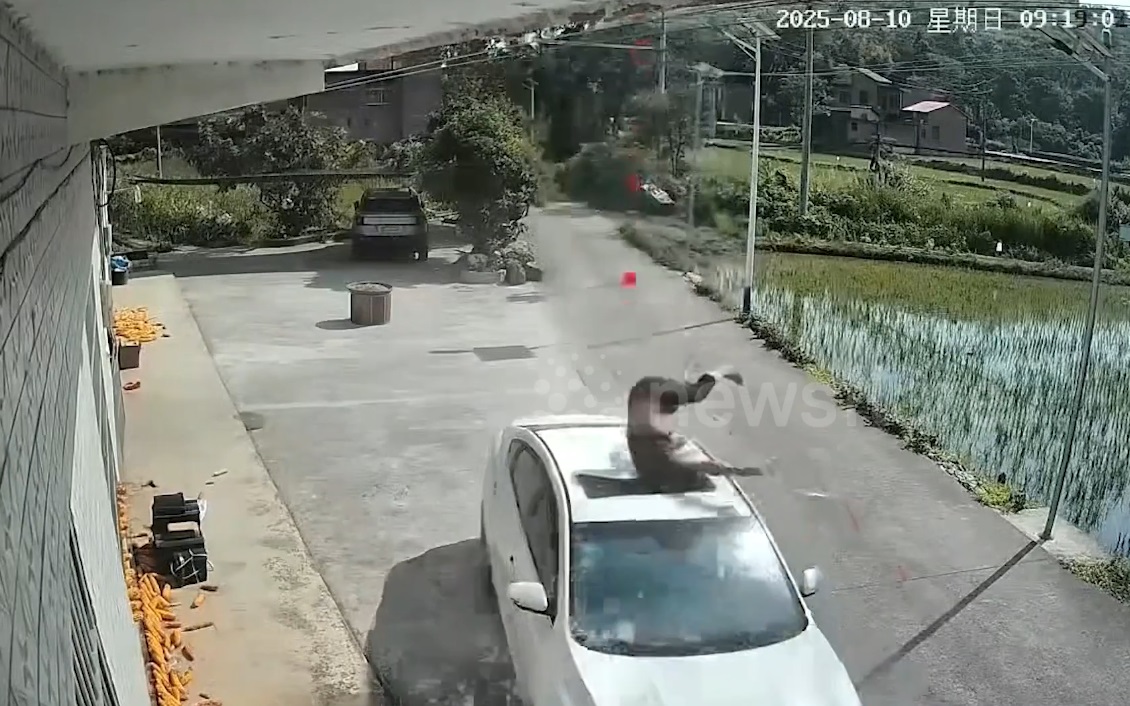 Ngã khỏi mái nhà, người đàn ông rơi trúng ô tô và cái kết- Ảnh 1. Ngã khỏi mái nhà, người đàn ông rơi trúng ô tô và cái kết- Ảnh 1.